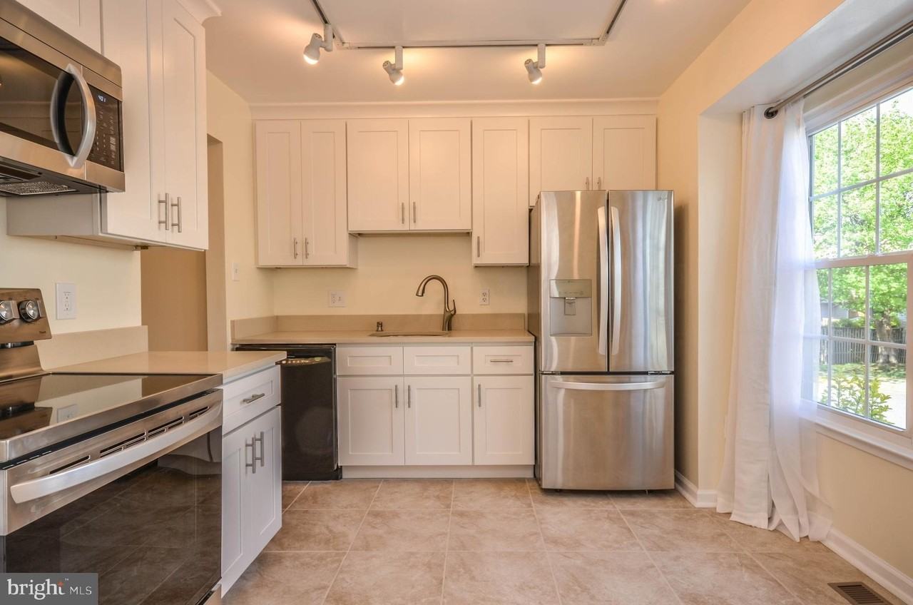 12104 Pikeview Ter - Photo 4 of 30