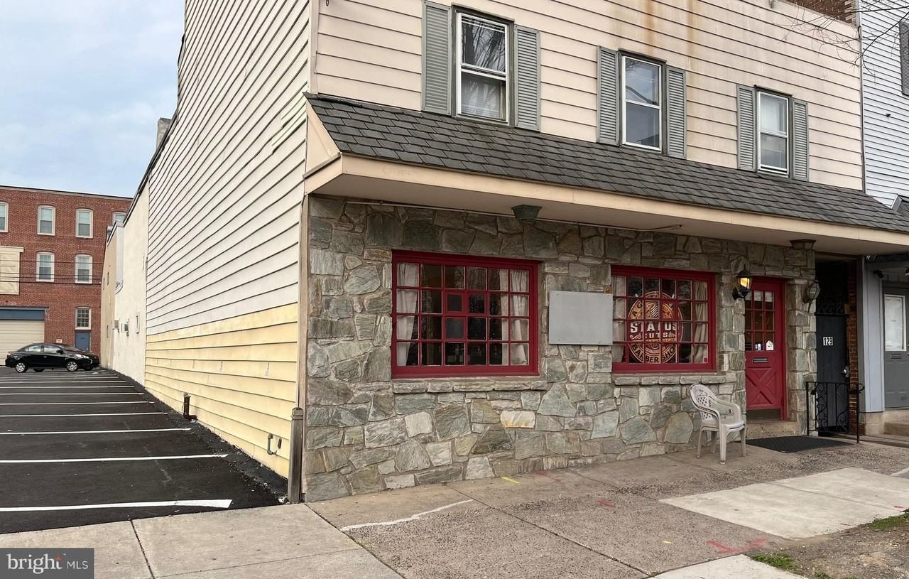 129 E High St Apt C #C - Photo 2 of 11