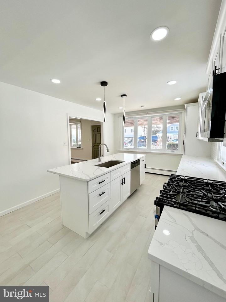 1007 Ripley St - Photo 6 of 37