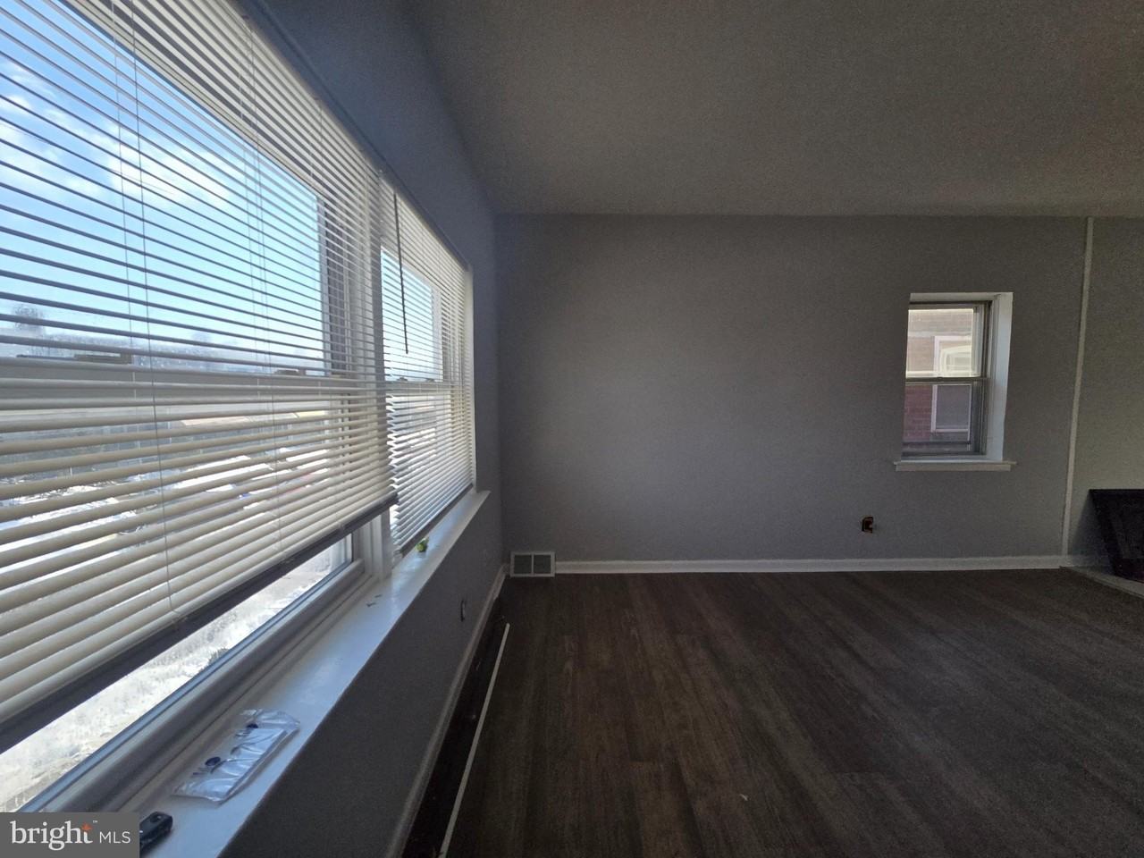 5832 N Mascher St - Photo 6 of 37