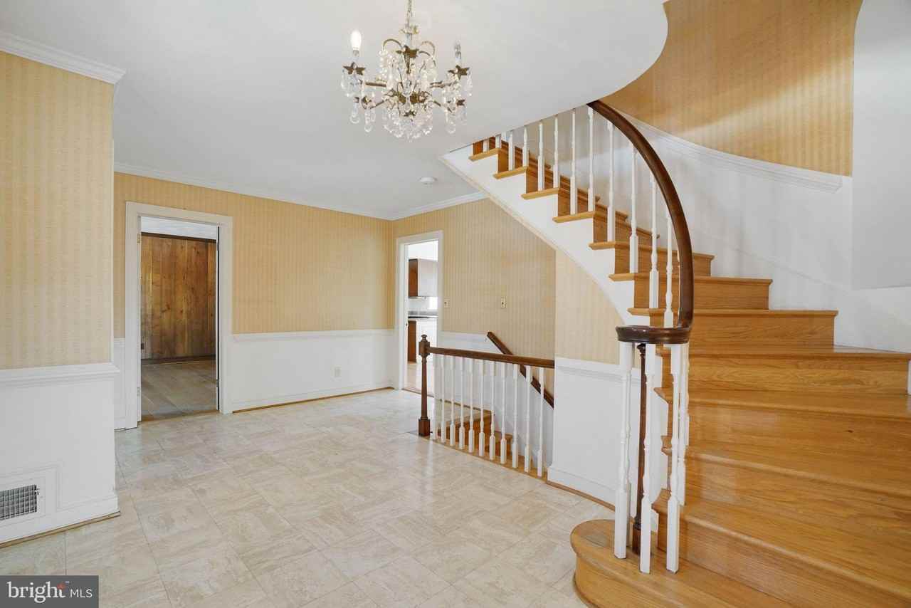 513 Cathedral Dr - Photo 3 of 50