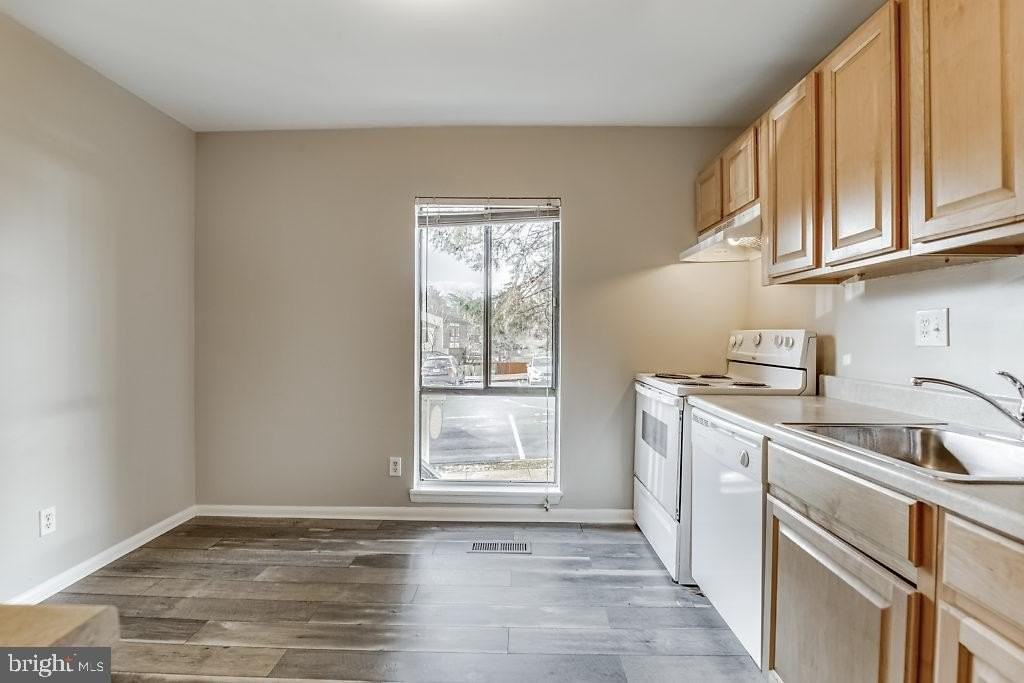 7301 Larrup Ct - Photo 7 of 36