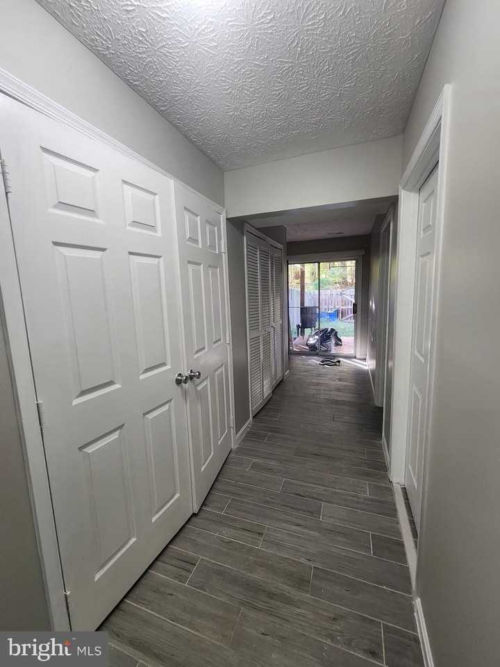 405 Park Cove Dr - Photo 3 of 47