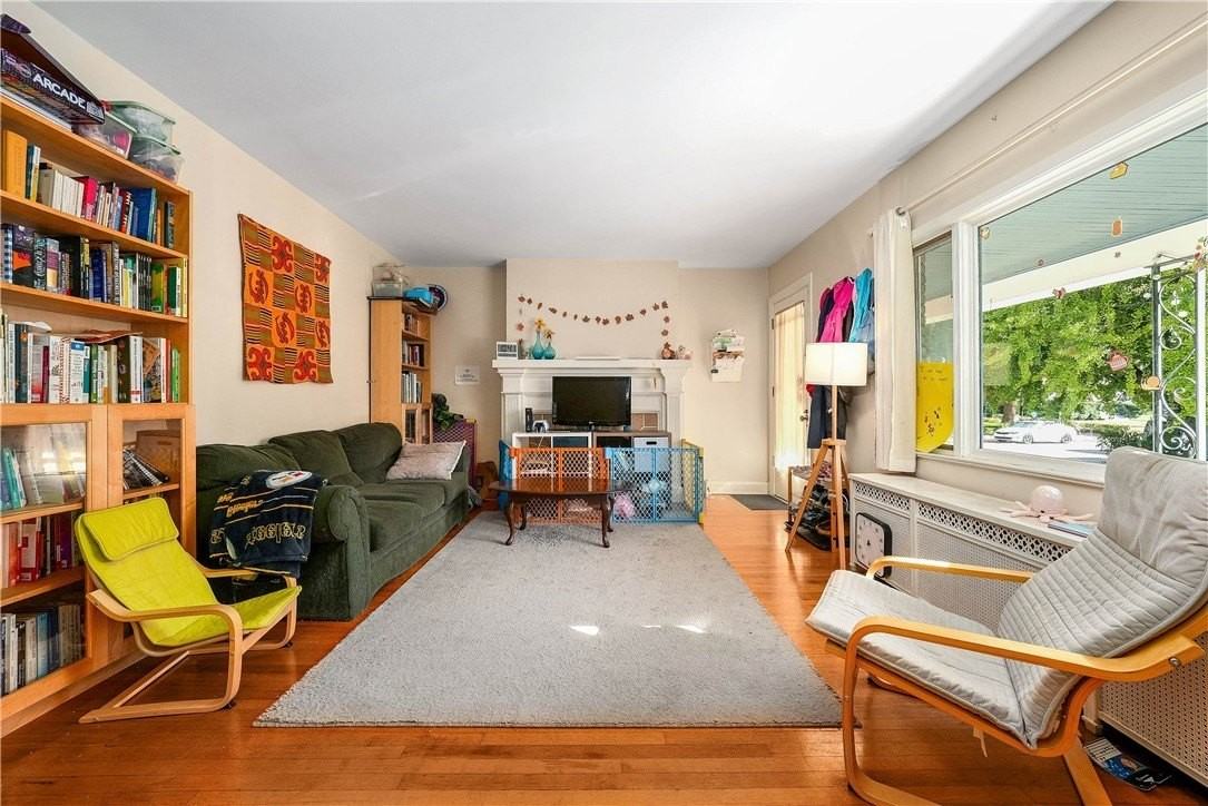 853 Collins Ave - Photo 5 of 31