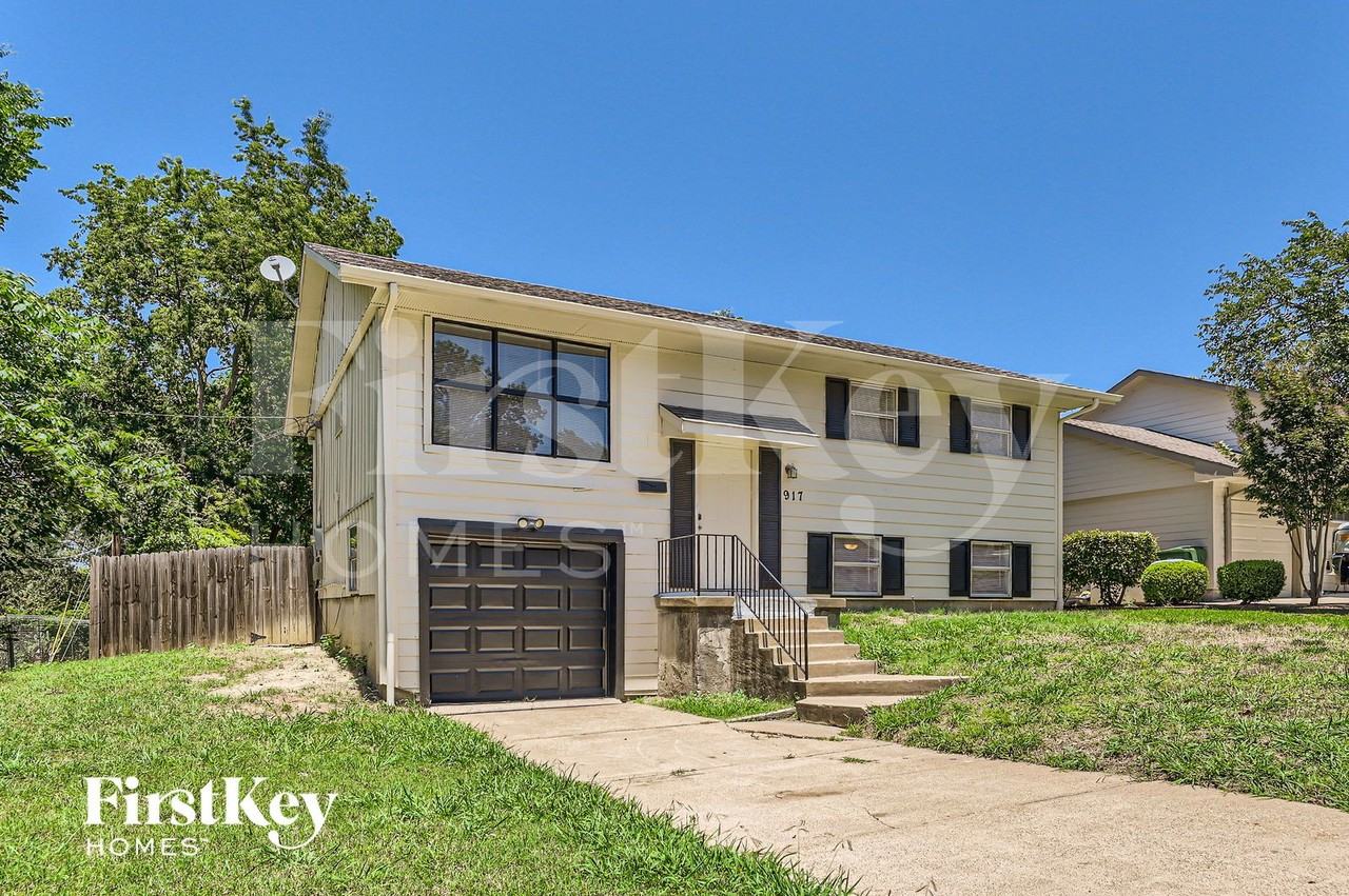 917 Montclair Dr - Photo 2 of 28