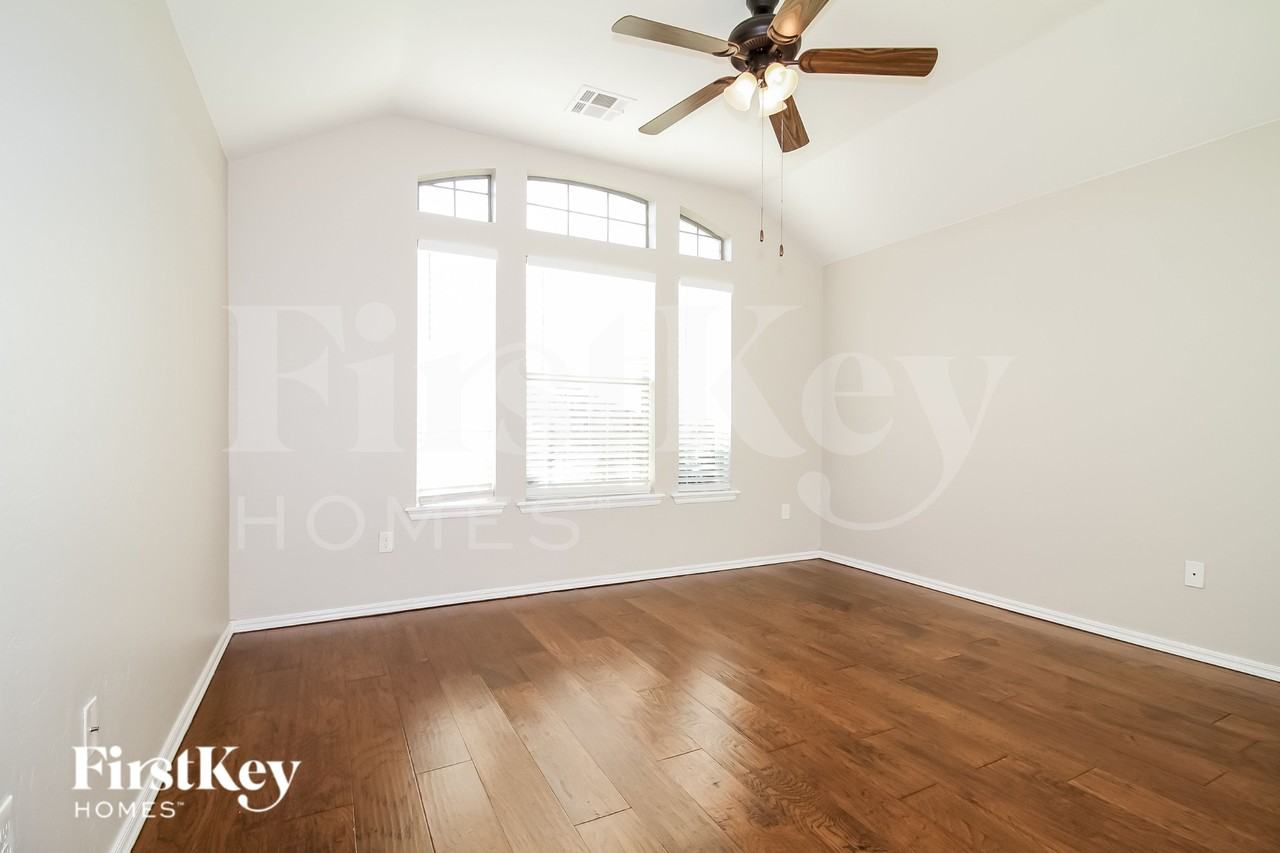 4529 Oasis Ct - Photo 2 of 18