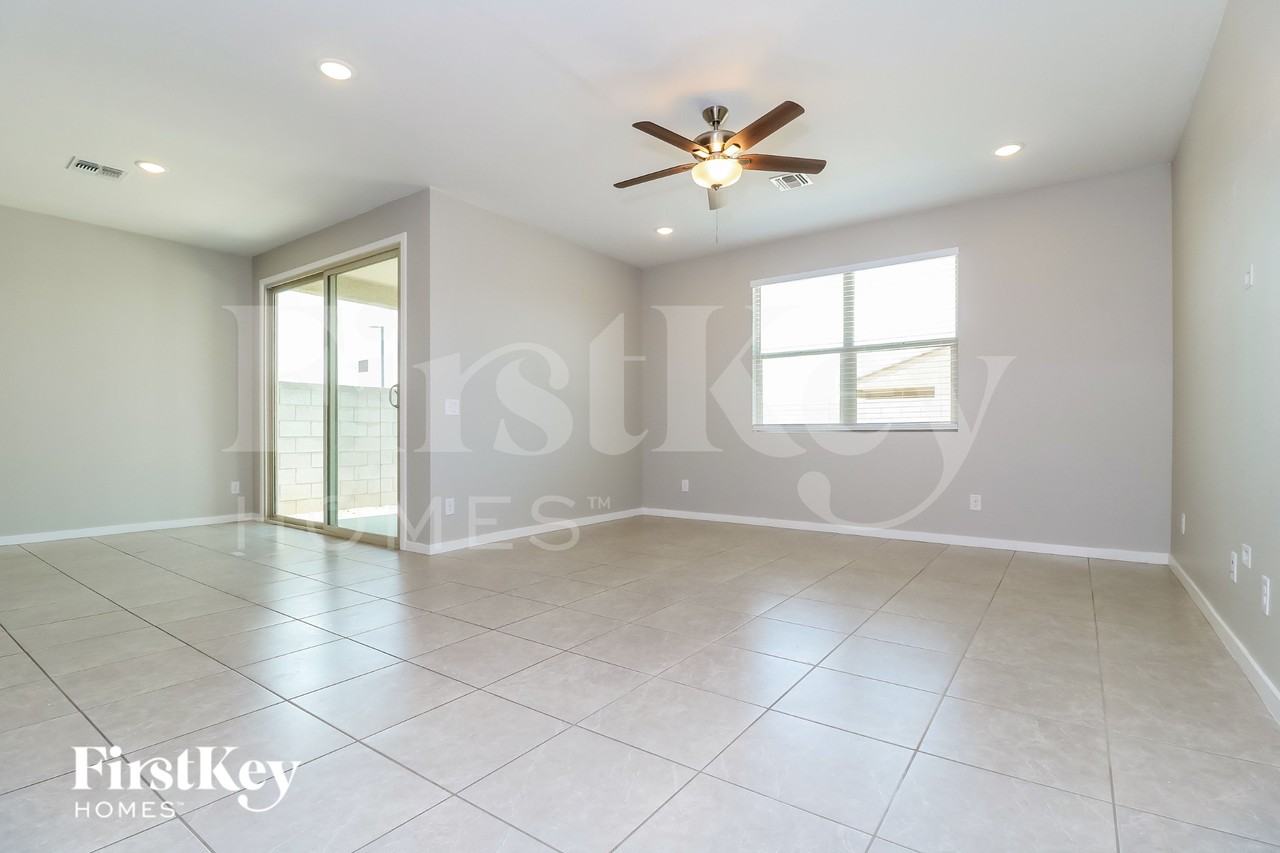 12454 W Gardenia Ct - Photo 4 of 15