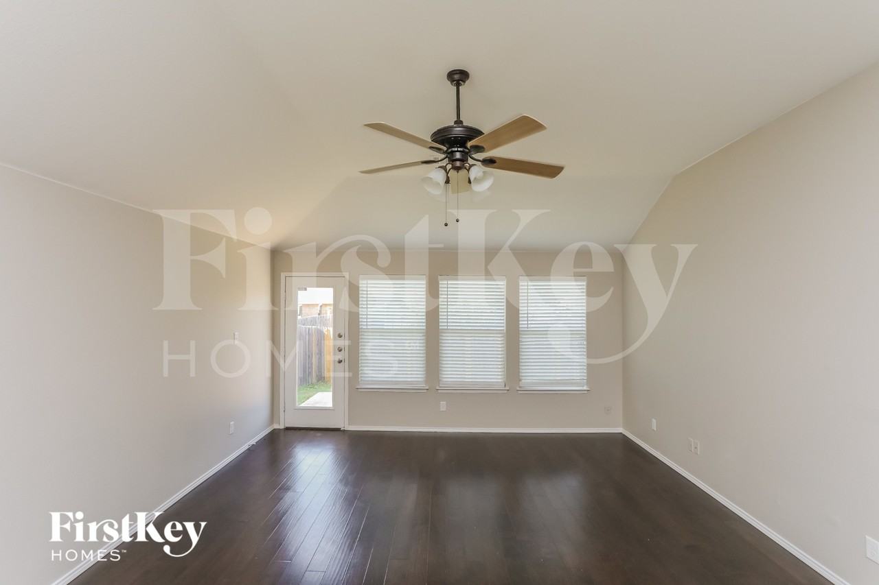 517 Stone Crossing Ln - Photo 2 of 15