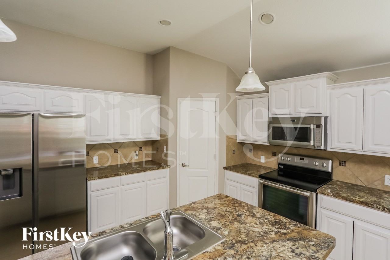 517 Stone Crossing Ln - Photo 6 of 15