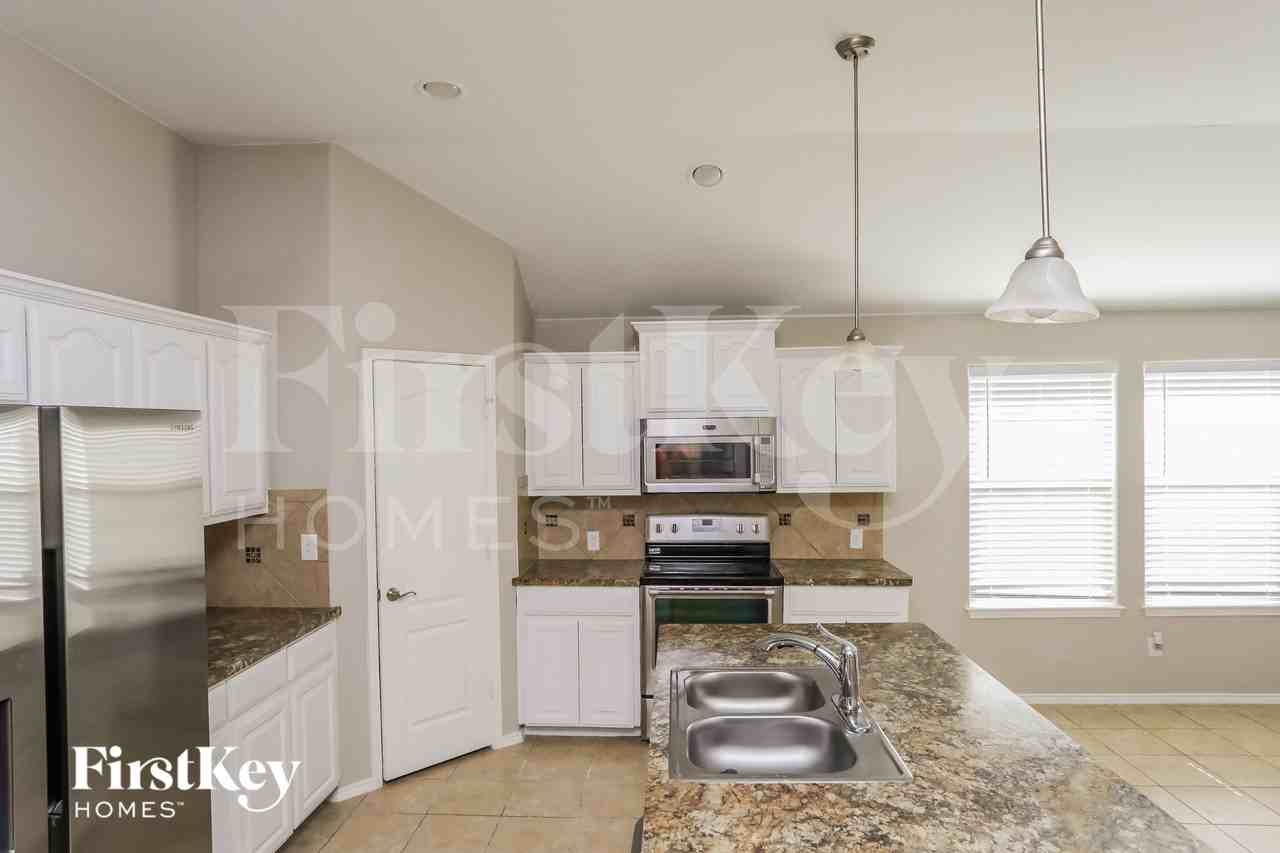 517 Stone Crossing Ln - Photo 7 of 15