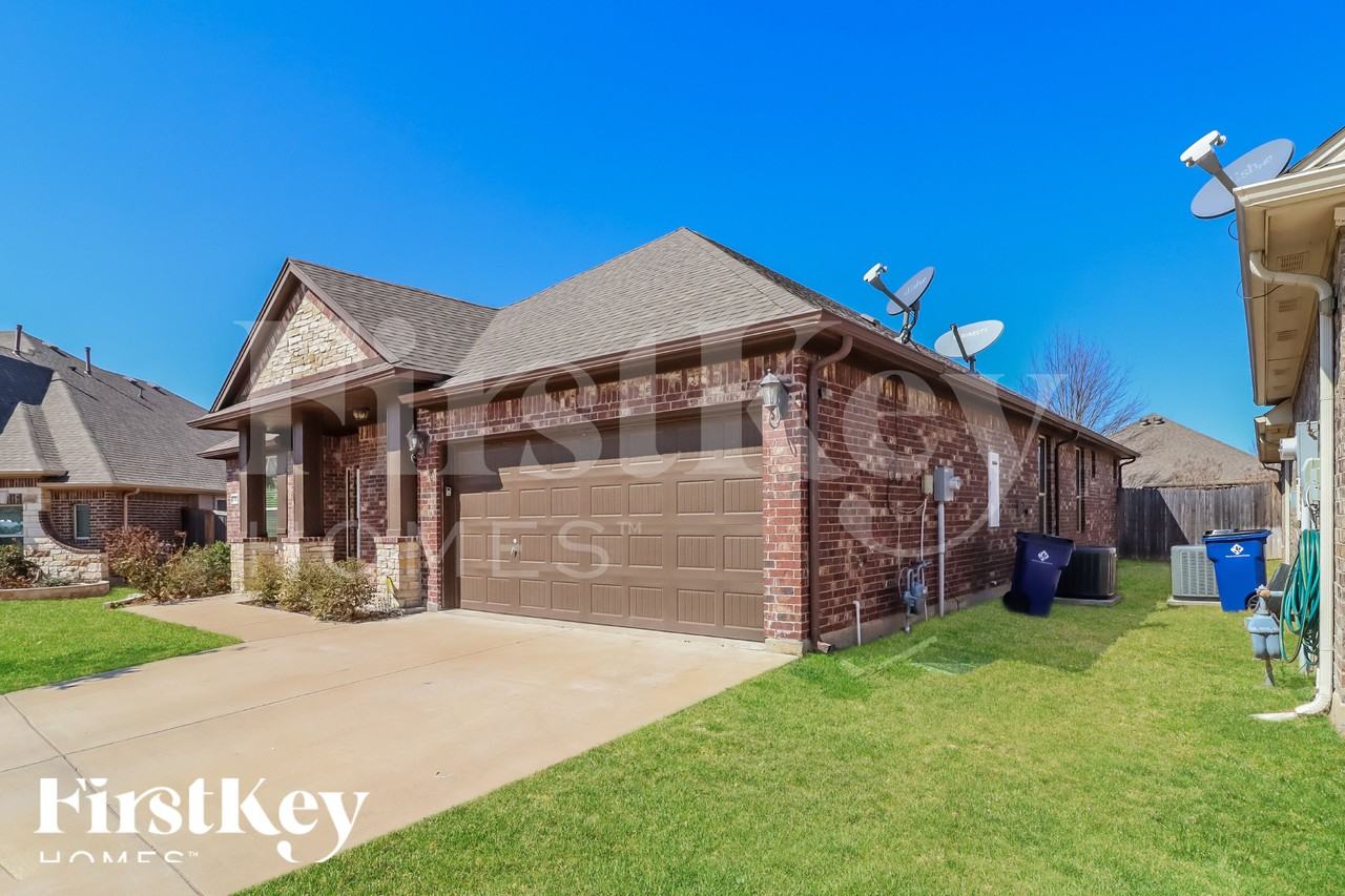 1005 Destrehan Ct - Photo 2 of 23