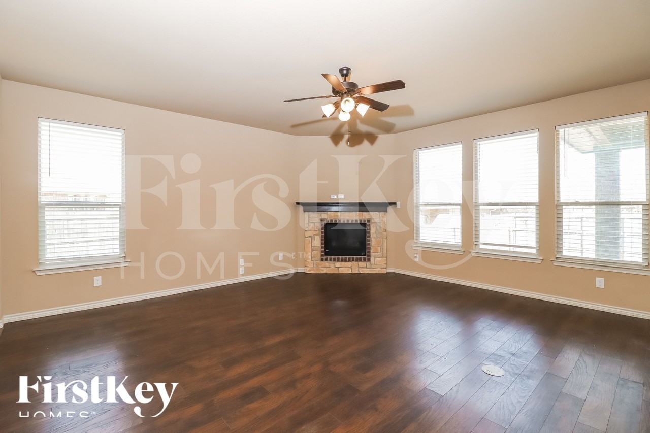 1005 Destrehan Ct - Photo 4 of 23