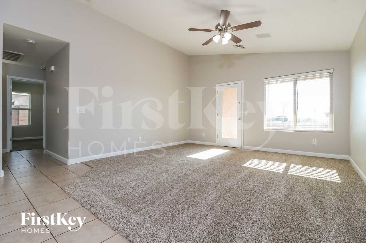 21621 W Watkins St - Photo 3 of 15