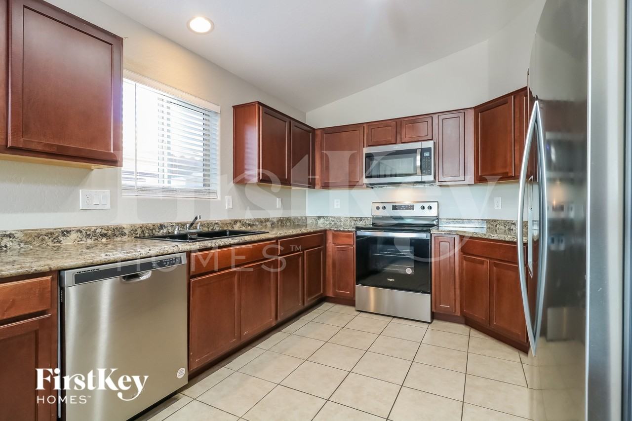 21621 W Watkins St - Photo 6 of 15