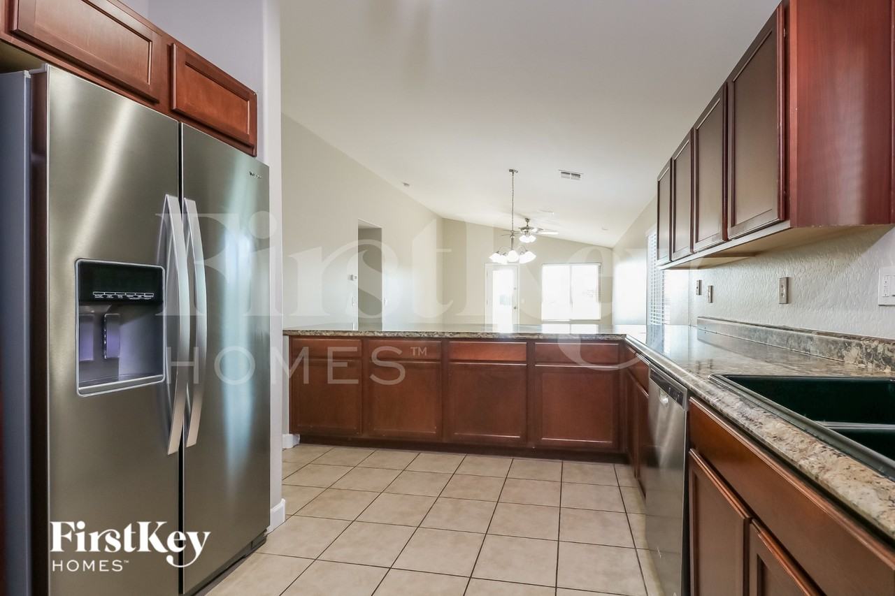 21621 W Watkins St - Photo 7 of 15