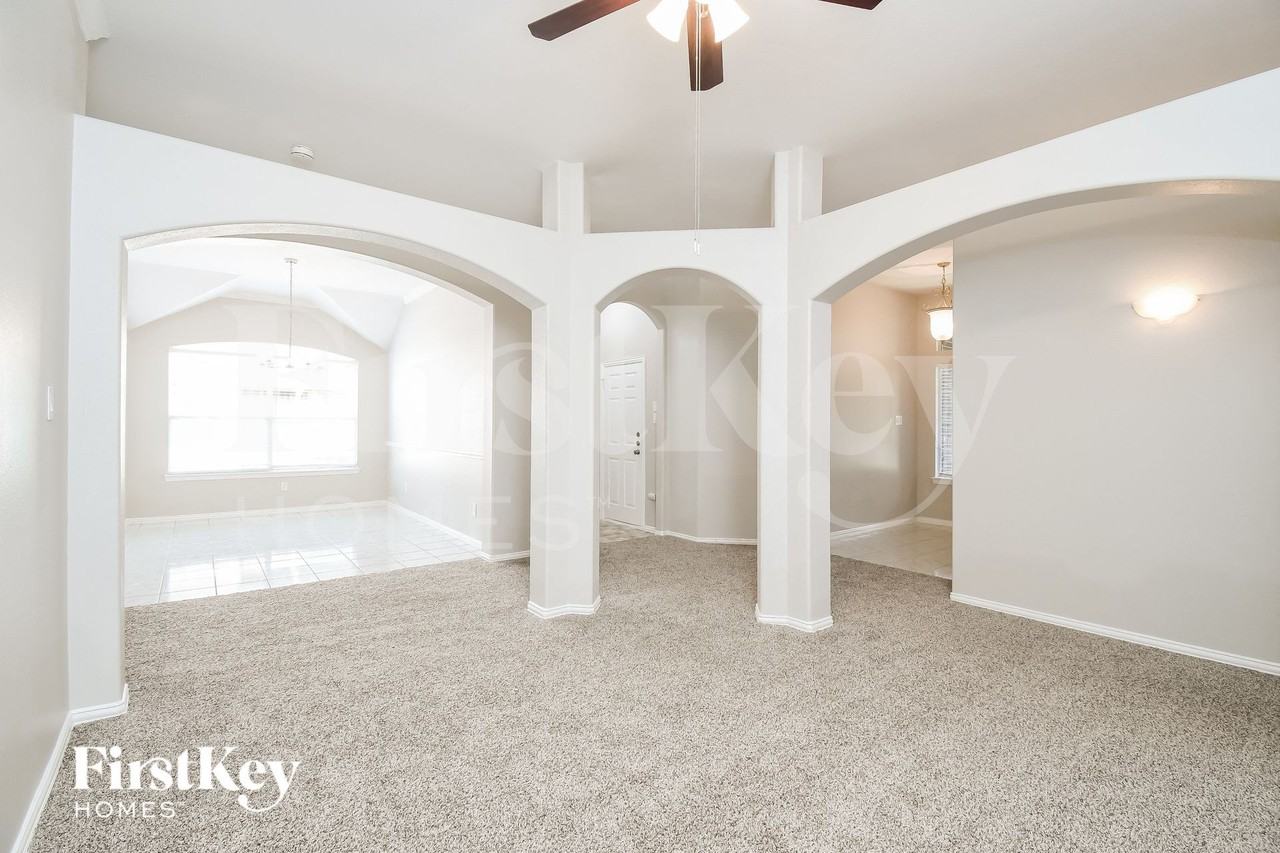 403 Canadian Trl - Photo 3 of 15