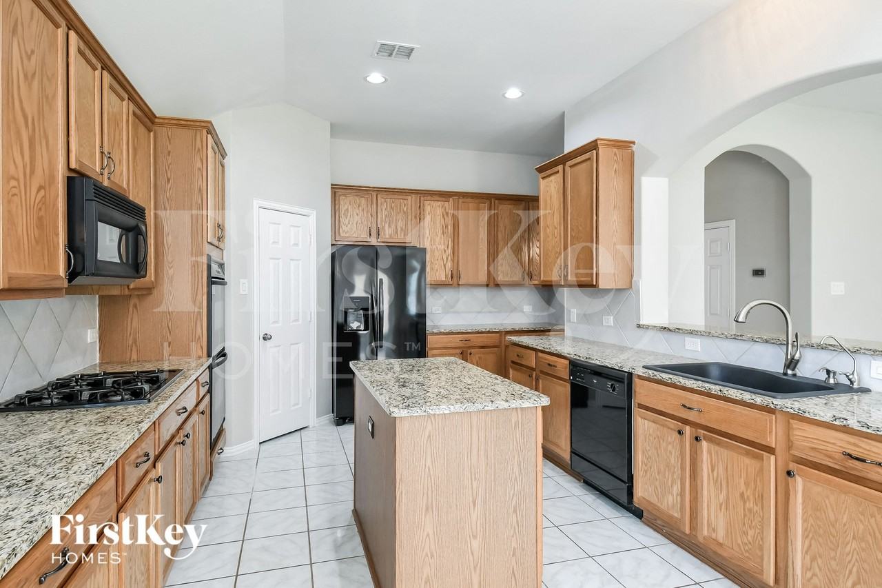 403 Canadian Trl - Photo 6 of 15