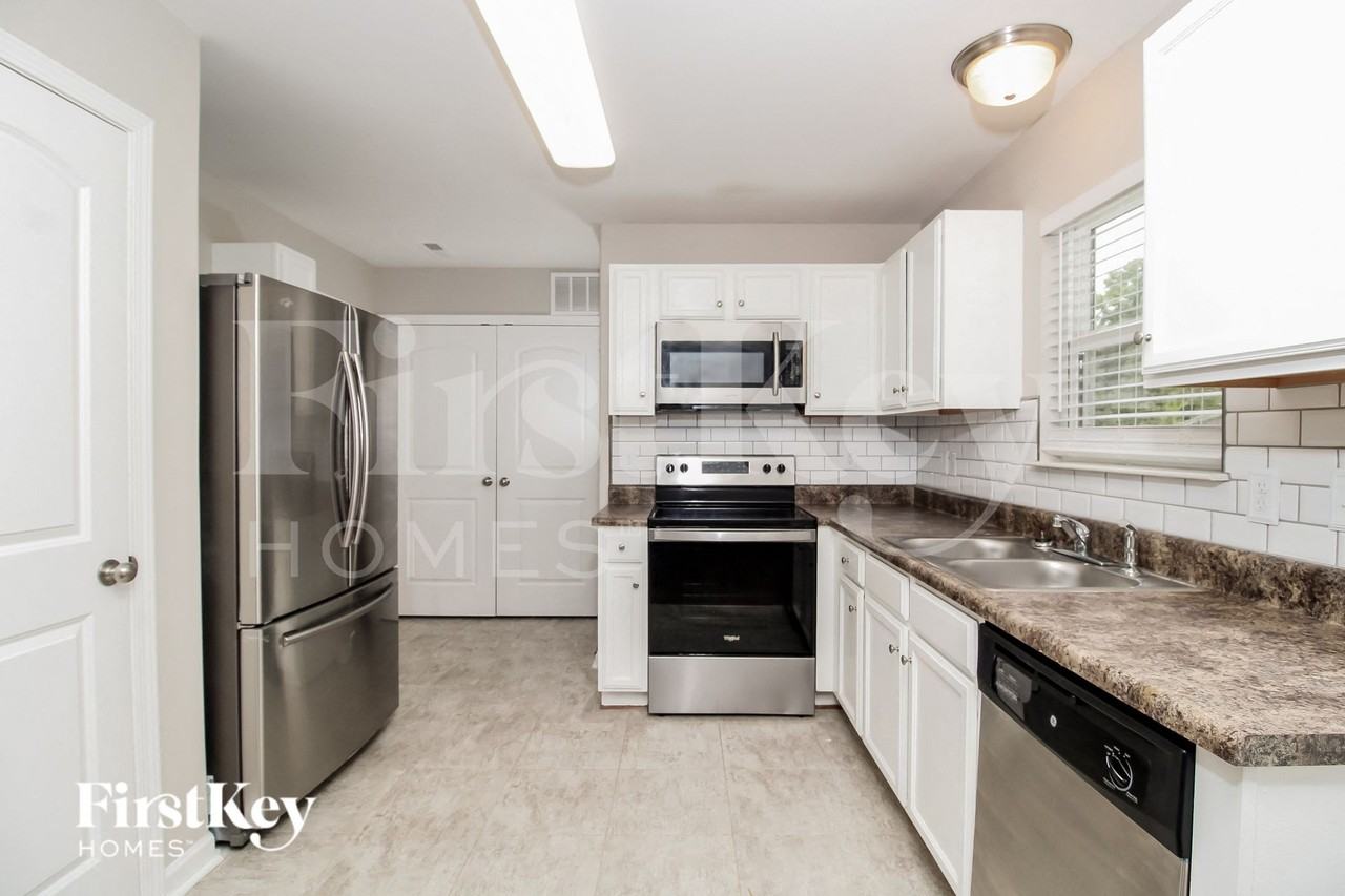 1104 Waterlyn Dr - Photo 5 of 15