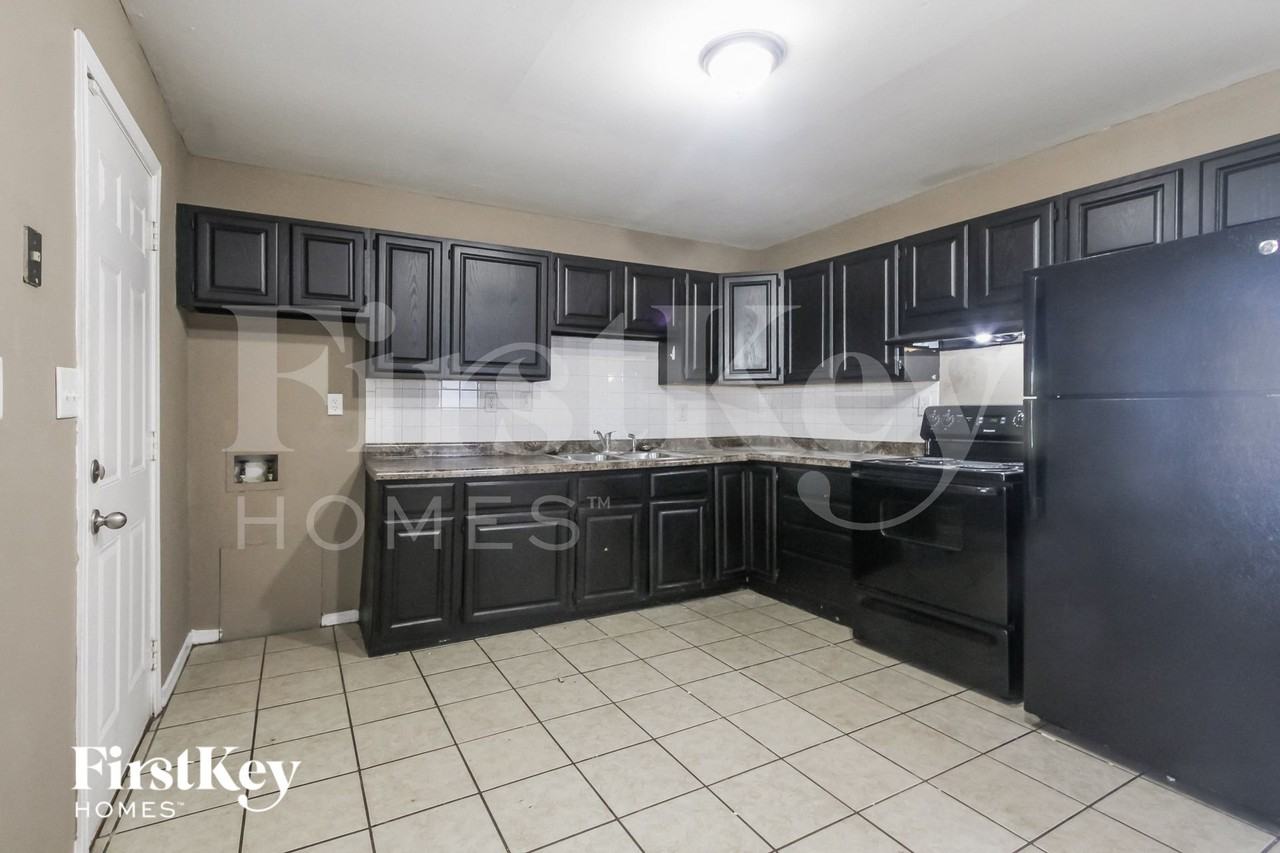 6720 E 42nd St - Photo 5 of 15