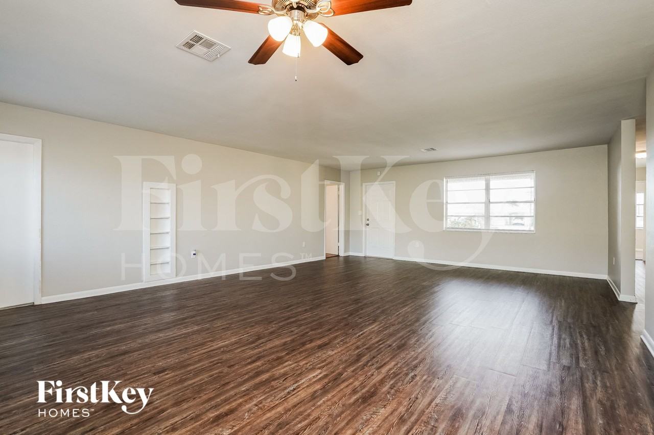 21586 Edgewater Dr - Photo 3 of 15