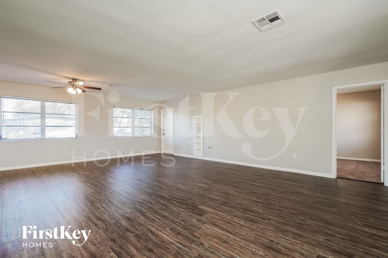 21586 Edgewater Dr - Photo 4 of 15