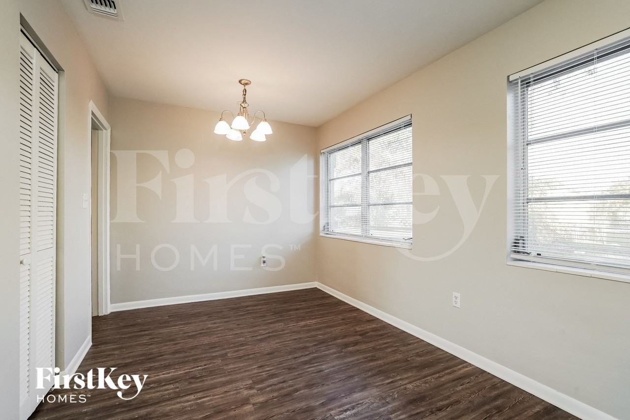 21586 Edgewater Dr - Photo 5 of 15