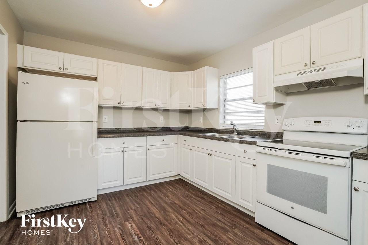 21586 Edgewater Dr - Photo 6 of 15