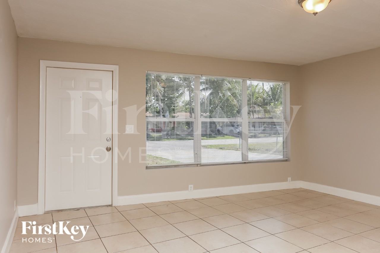 1425 Nest - Photo 3 of 18