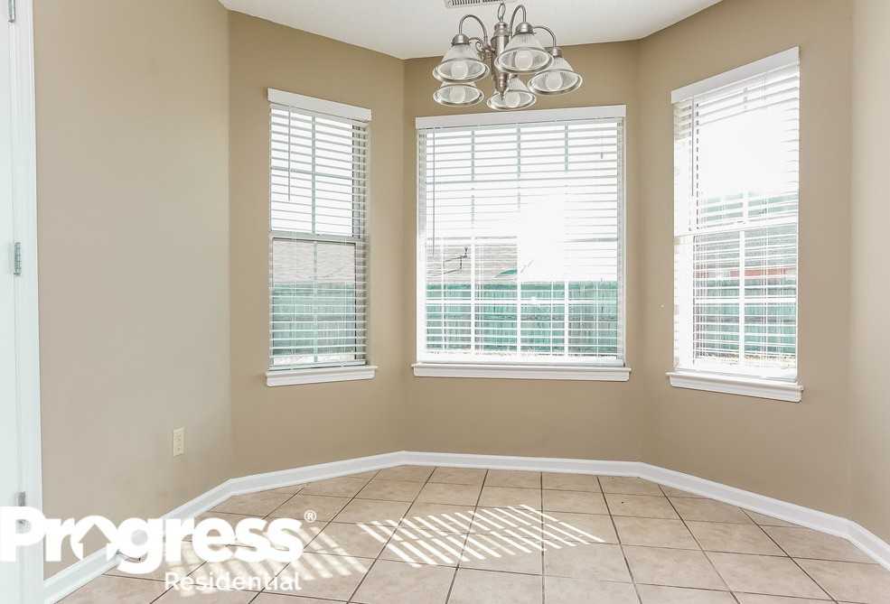 7470 Jennifer Dr - Photo 3 of 16