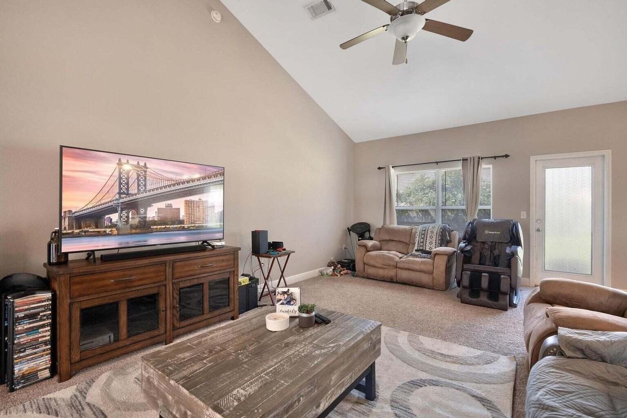 607 Rowan Cir - Photo 4 of 27