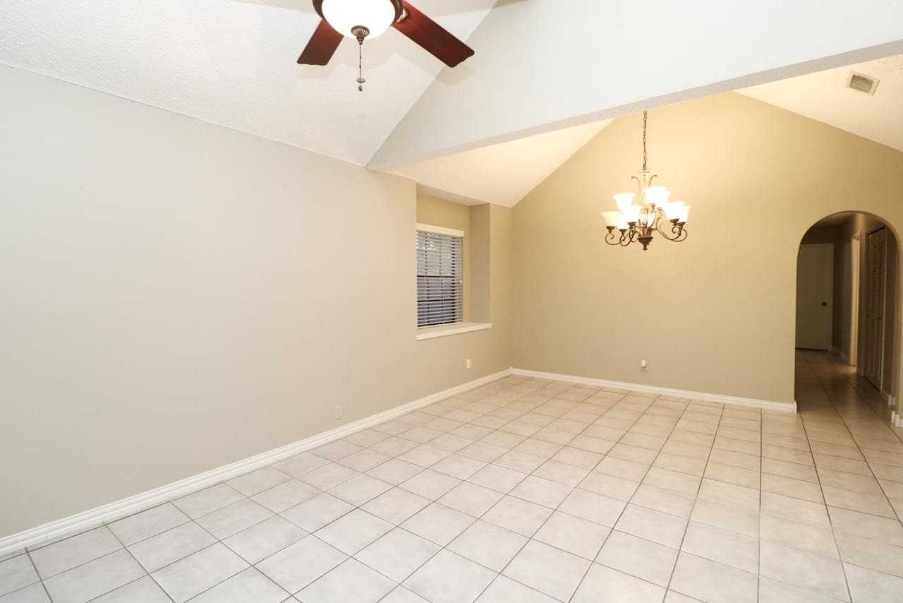 1402 Longhorn Dr - Photo 3 of 25