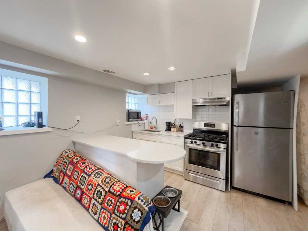 2046 W Iowa St #G - Photo 2 of 20