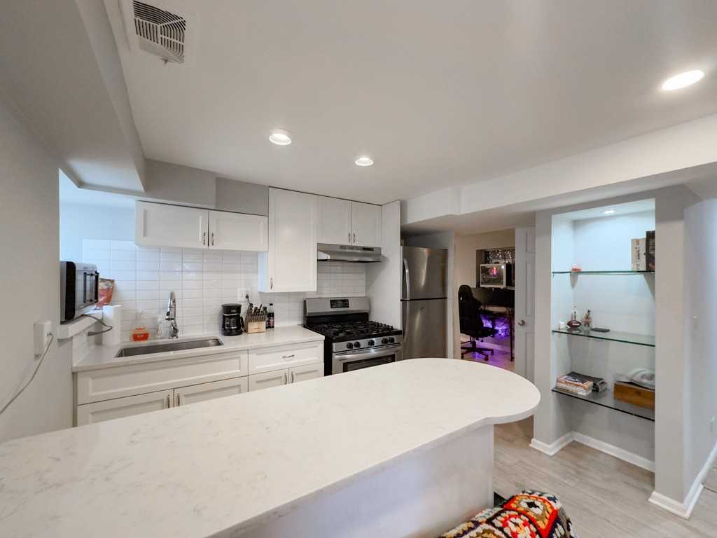 2046 W Iowa St #G - Photo 3 of 20