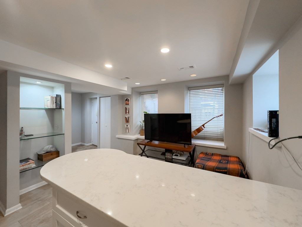 2046 W Iowa St #G - Photo 5 of 20