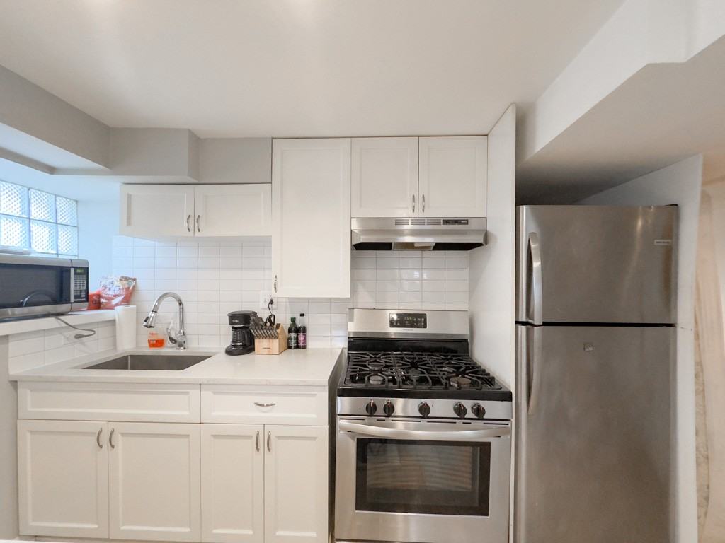 2046 W Iowa St #G - Photo 6 of 20