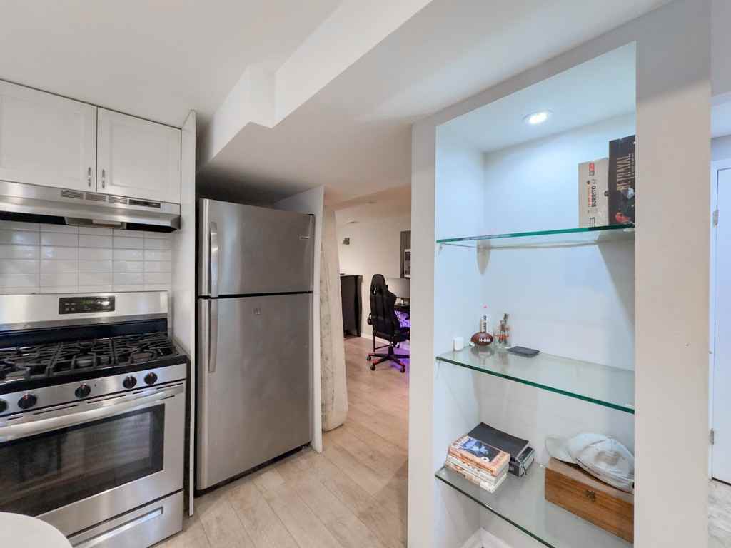 2046 W Iowa St #G - Photo 7 of 20