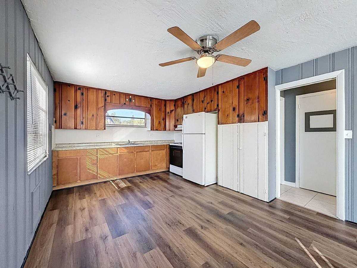 652 E Harbor Dr S - Photo 2 of 10