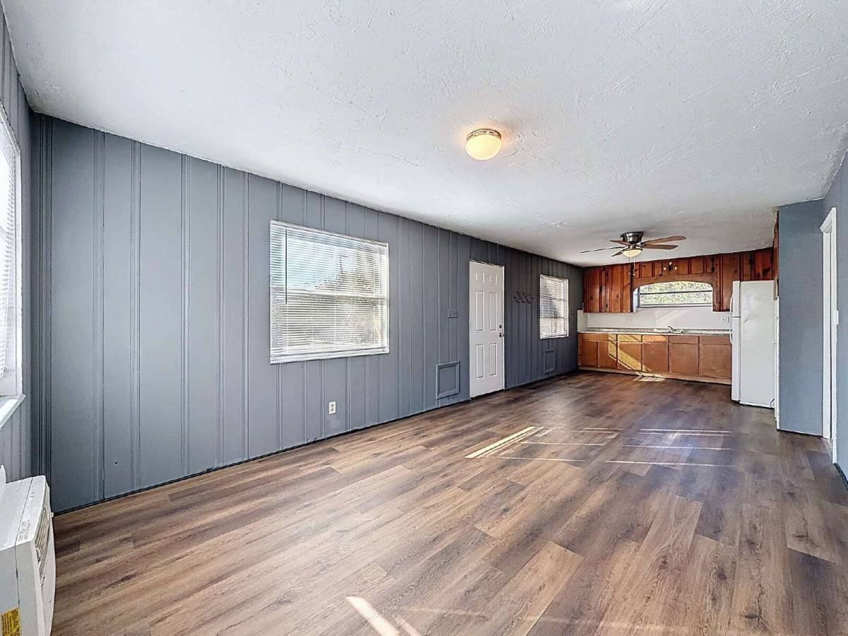 652 E Harbor Dr S - Photo 3 of 10