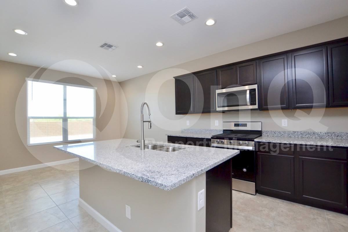 2223 N Camden Dr - Photo 2 of 10