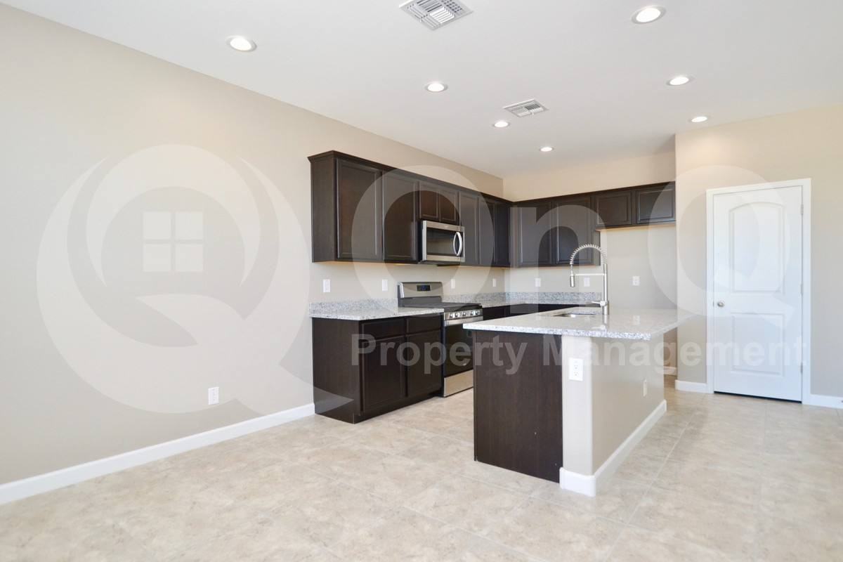 2223 N Camden Dr - Photo 3 of 10