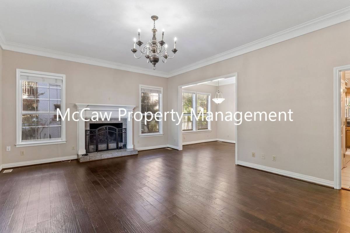 302 W Spring St - Photo 3 of 10