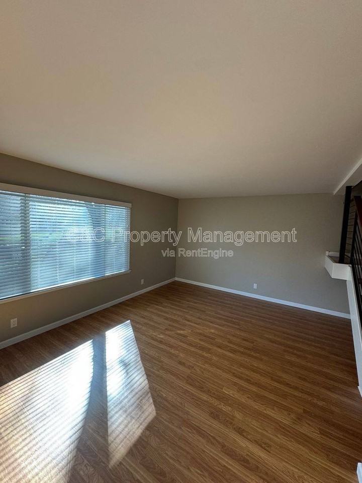 912 Sunnybrae Ln - Photo 2 of 10