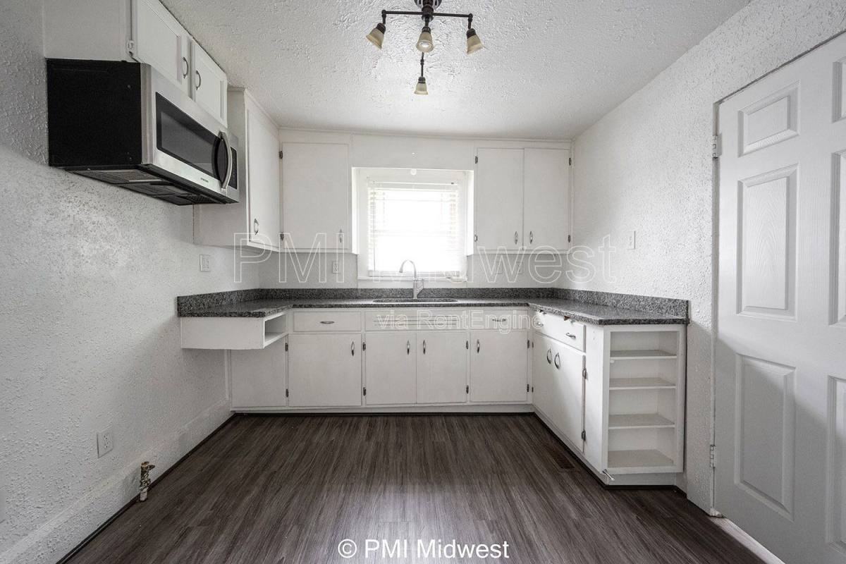 1433 W 5th St - Photo 3 of 10