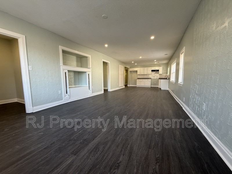 61 S Parkway E - Photo 2 of 12