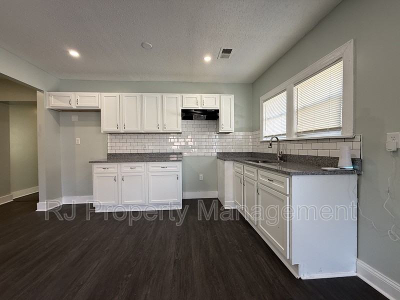 61 S Parkway E - Photo 3 of 12