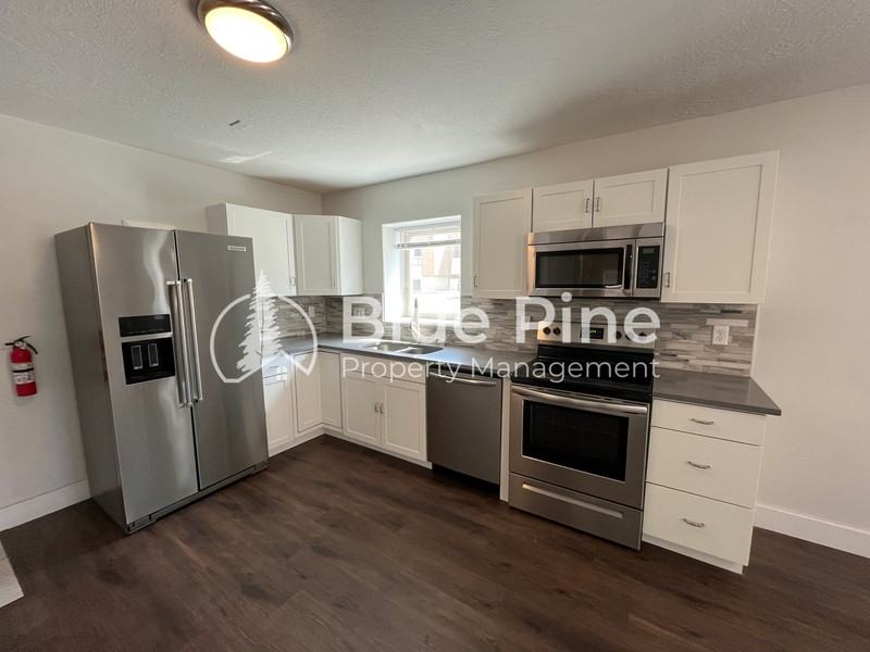 1420 E 17th St #1 - Photo 5 of 14