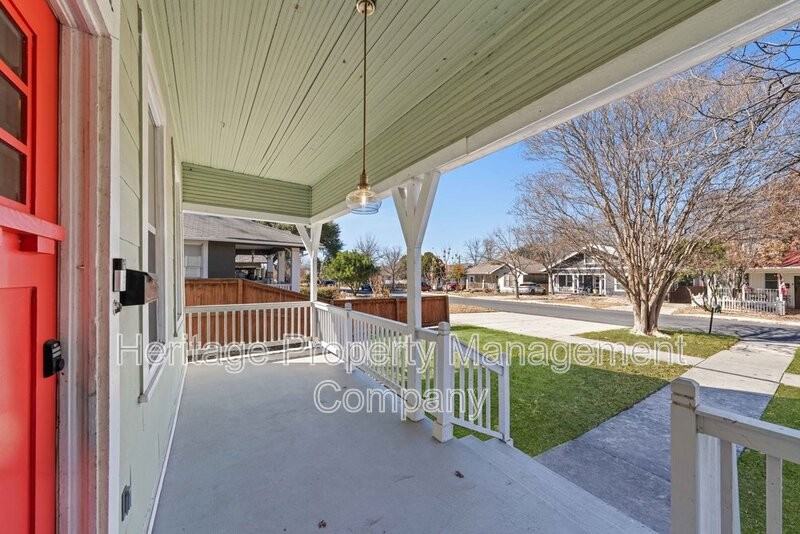 1106 W Summit Ave - Photo 3 of 38