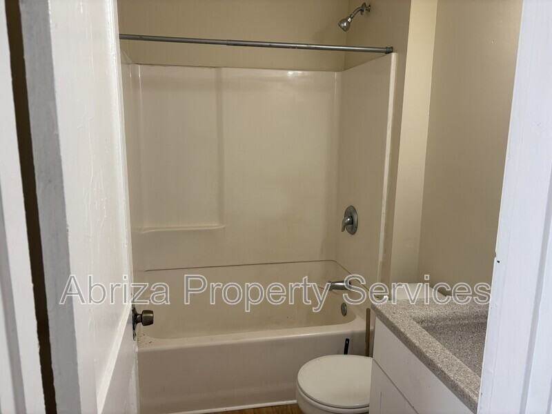 4217 Neosho St #103 - Photo 7 of 8