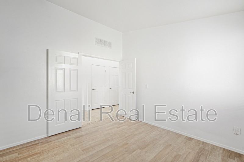 7159 S Providence Dr - Photo 3 of 37