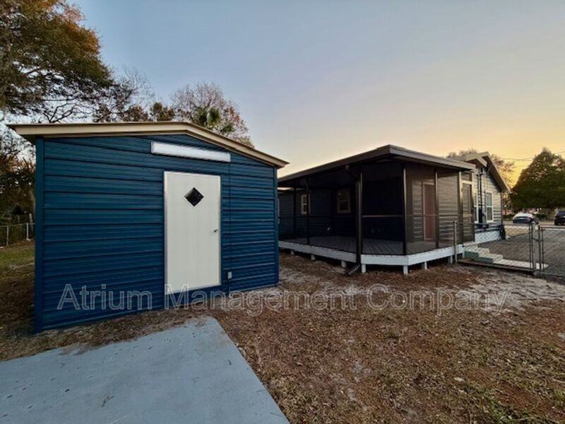 435 Pleasant St - Photo 3 of 38